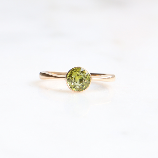 9ct Gold Vintage Bezel Set Peridot Ring