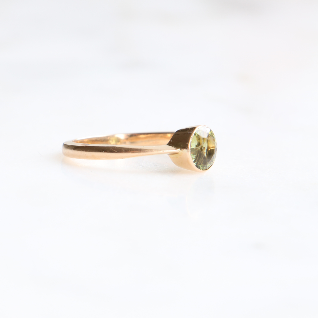 9ct Gold Vintage Bezel Set Peridot Ring